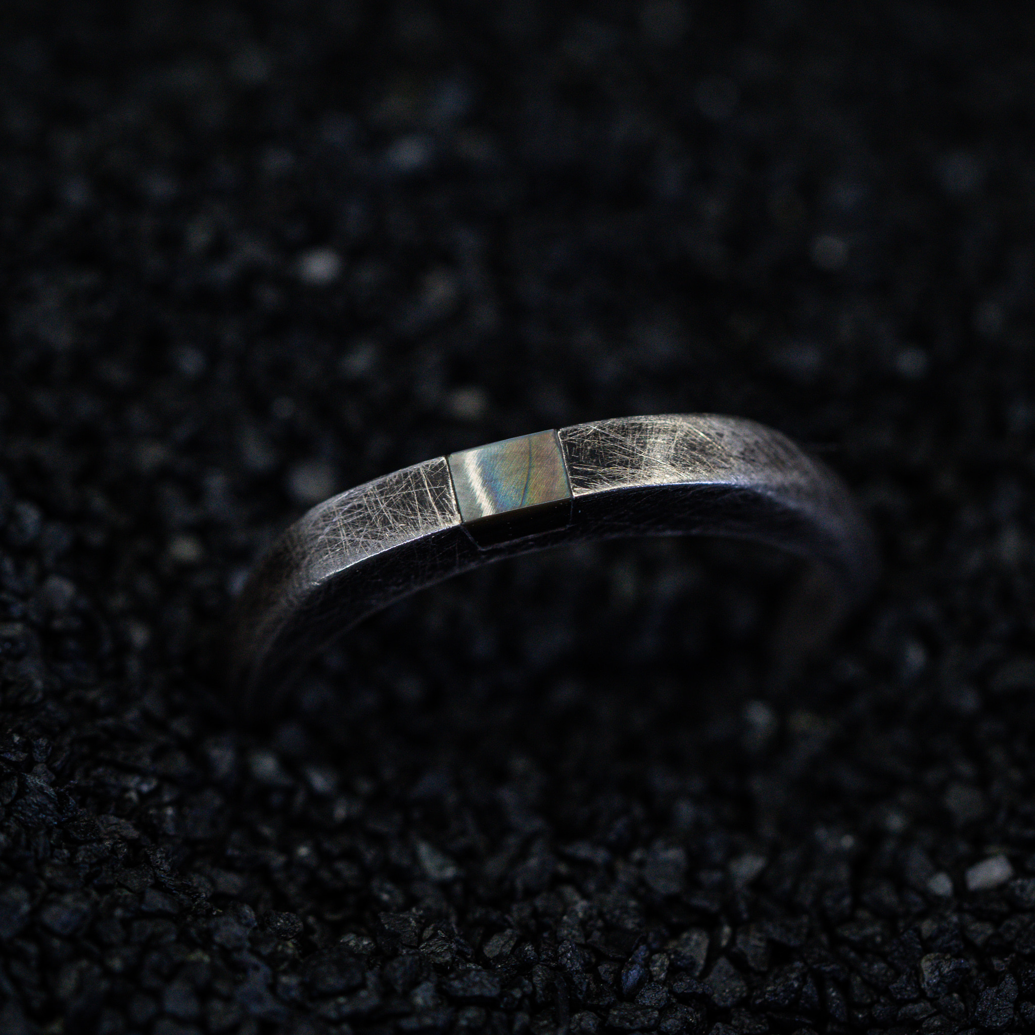SIDE CUTTED CURVED RING-흑자개